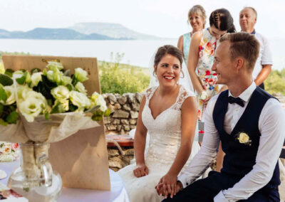 Menyasszony nézi vőlegényét esküvő közben