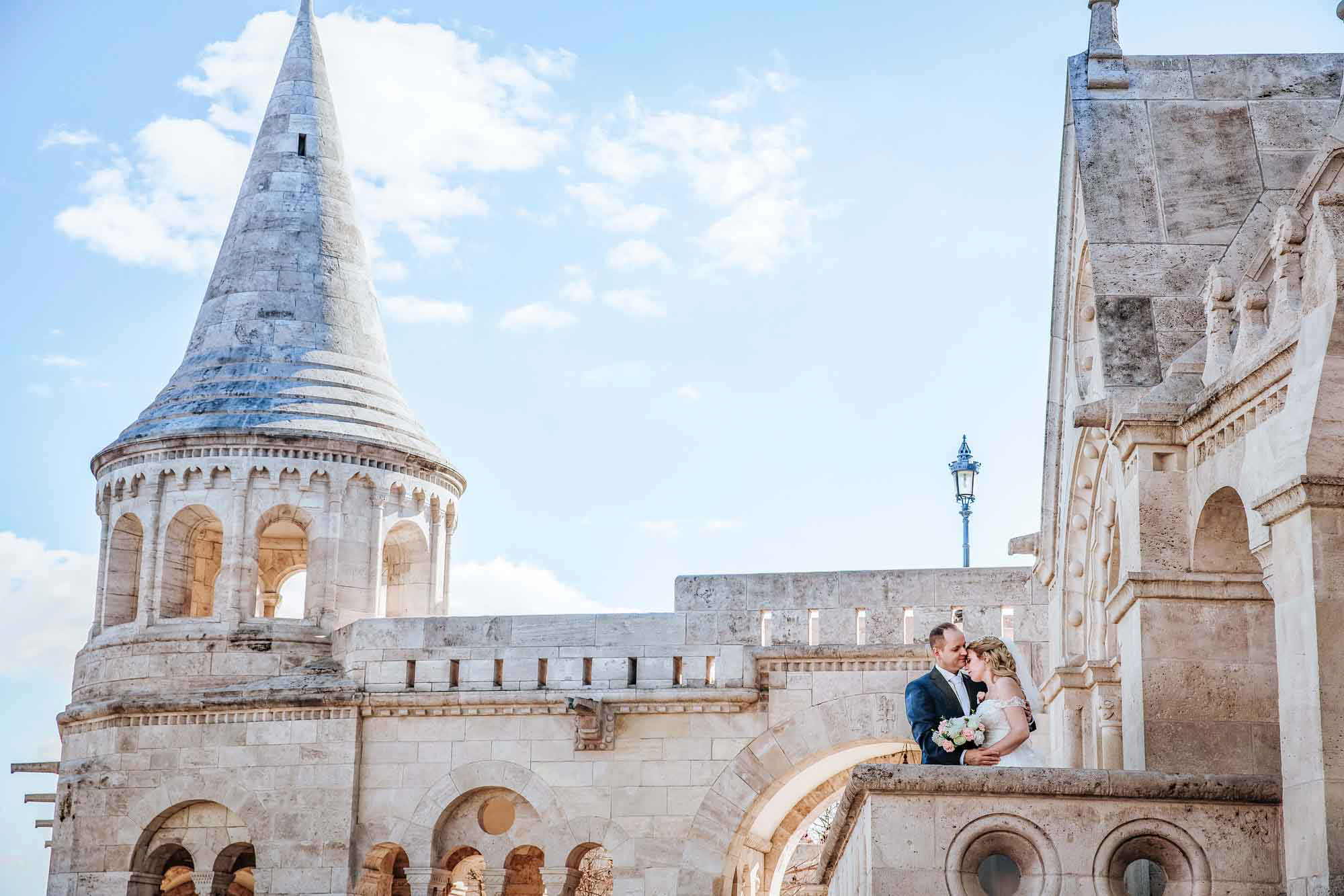 Ölelkező esküvői pár a Halászbástyán