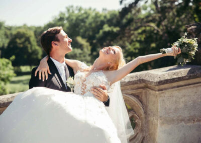 Vőlegény ölében viszi menyasszonyát