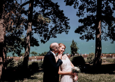 Vőlegény puszit ad menyasszonya arcára Tihanyban